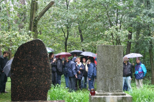 Uczestnicy seminarium na terenie cmentarza żydowskiego w Izbicy.