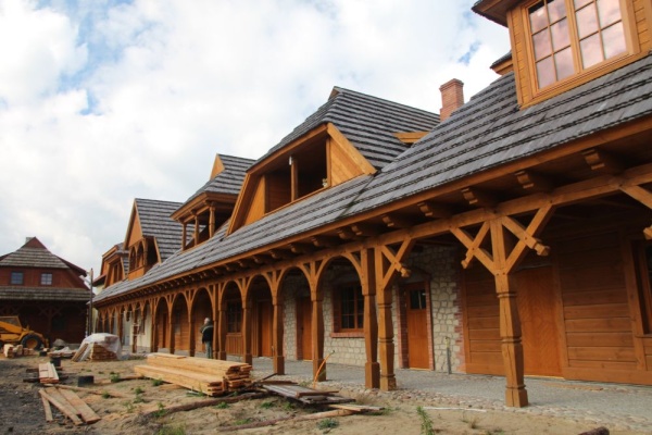 Domy typu biłgorajskiego z podcieniami - rekonstrukcja w &quot;Miasteczku na szlaku kultur kresowych&quot; w Biłgoraju
