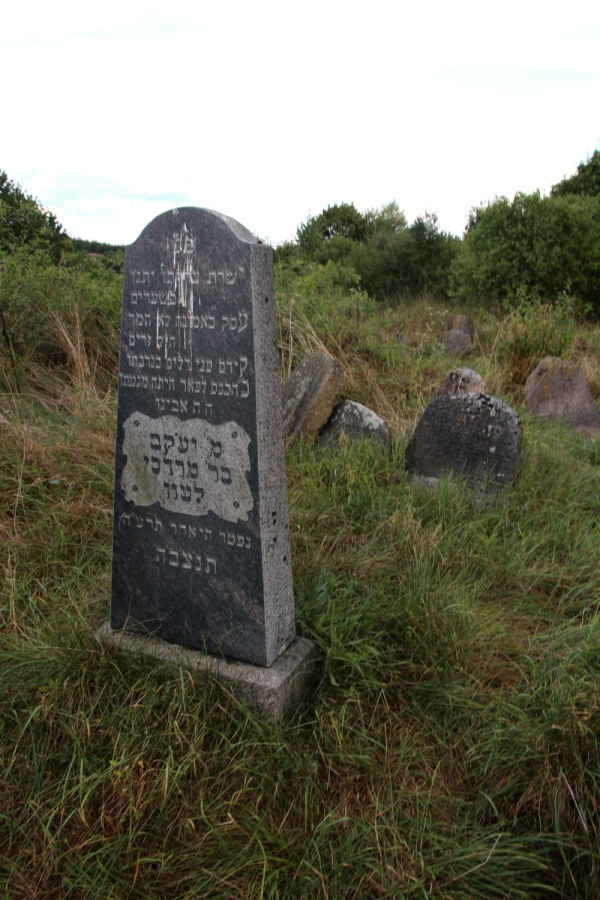 Мацева на еврейском кладбище в Крынках