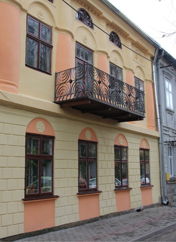 Перила балкону, зроблена з огорожі біми (Лісько, вулиця Конституції 3 травня, 11)
