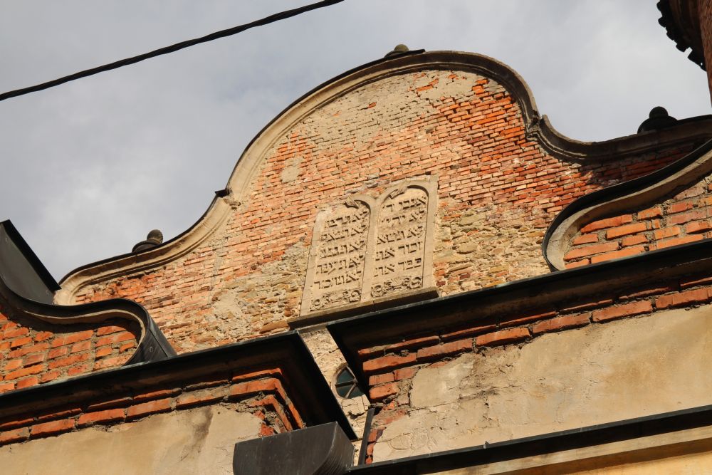 Десять заповідей на фасаді західної стіни синагоги в Ліську