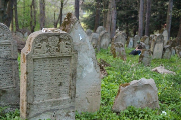 Macewy na cmentarzu żydowskim w Lesku
