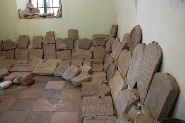 Мацеви в сінях синагоги в Ланьцуті, зібрані на сплюндрованих єврейських цвинтарях