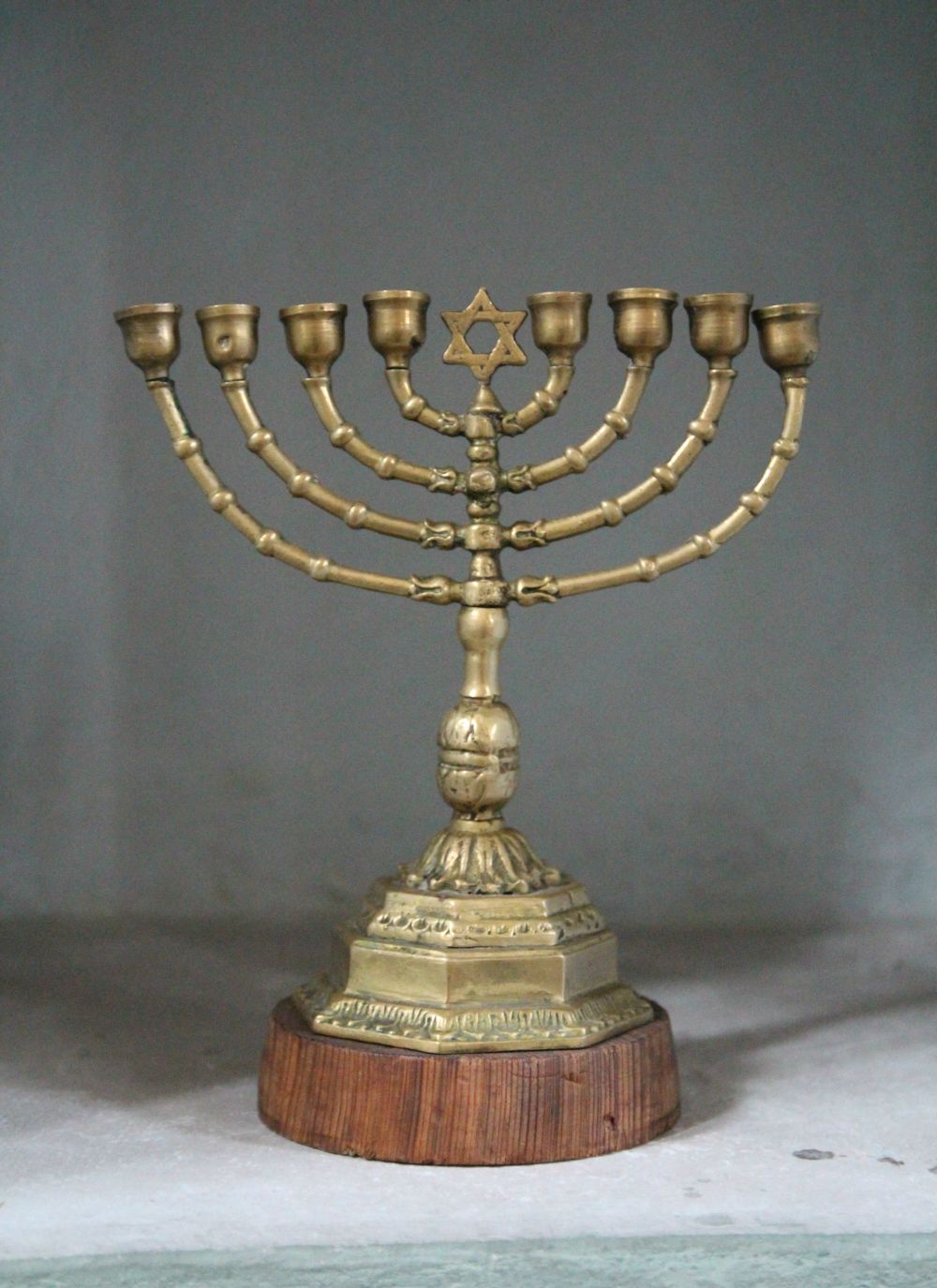 Менора для Хануки (ханукія) на експозиції в синагозі в Ланьцуті