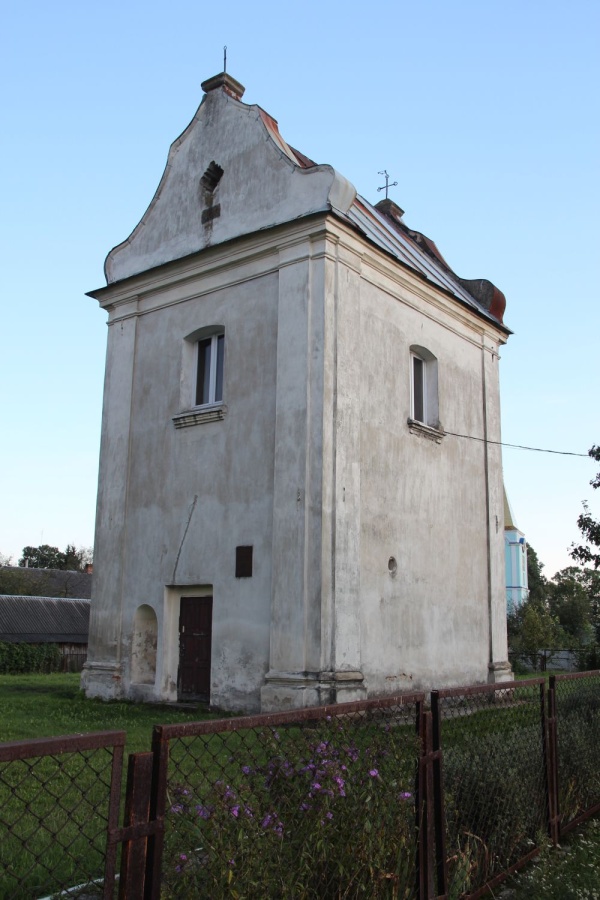 Дзвінниця Свято-Троїцького костелу в Любомлі; вид з північно-західного боку