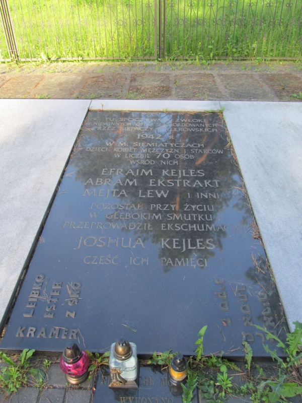 Zbiorowa mogiła na cmentarzu żydowskim w Siemiatyczach, w której spoczywa 70 osób zamordowanych w czasie II wojny światowej