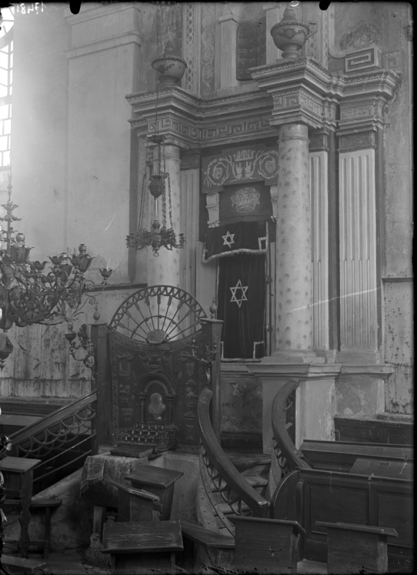 Новогрудок, интерьер синагоги, синагогальный ковчег
