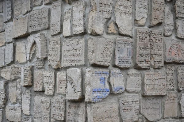 Izbica, cmentarz żydowski, macewy wbudowane w ścianę ohelu