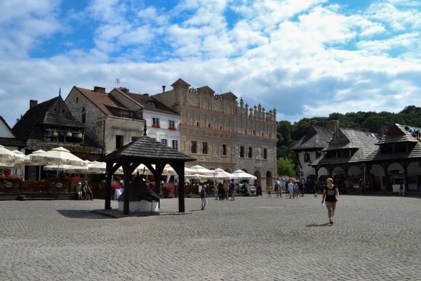 Kazimierz Dolny, the main square's south-eastern frontage, with a view of Przybyłowie's tenement houses
