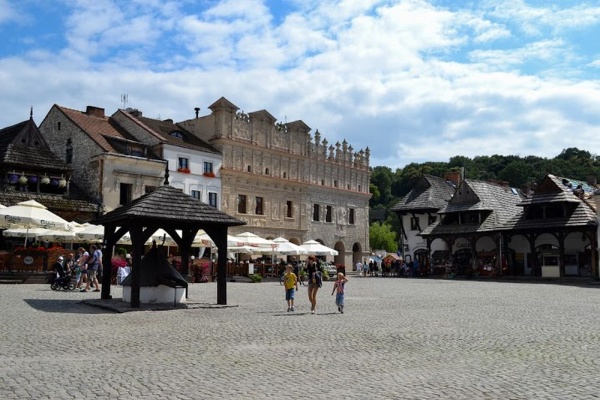 Kazimierz Dolny, Rynek główny, pd.-wsch. pierzeja rynku z widokiem na Kamienice Przybyłów