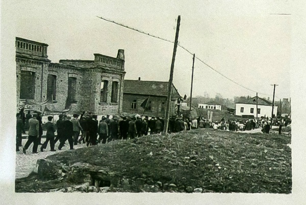 Budynek kahału w Mirze (widoczny po lewej stronie), lata 40. XX wieku
