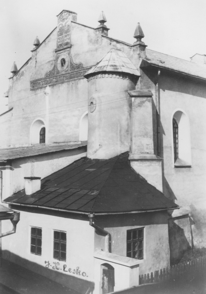 Синагога в Ліську, вид зі сходу, 1918–1939, фото Ян Кшивовйонзка, колекція національного цифрового архіву Польщі 