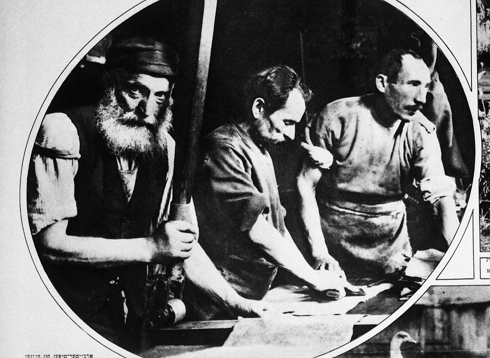 Три дубильщика на работе. Старший мужчина спереди одет в традиционную еврейскую одежду, фот. Альтер Кацизне, опубликовано в ежедневнике «Форвертс» (идиш «Вперед») (23.01.1927), фонды YIVO Institute for Jewish Research