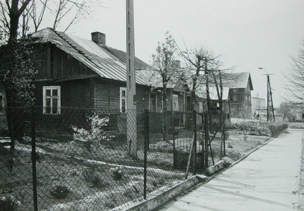 Bychawa, woj. lubelskie.Dom na zachodnim krańcu zabudowy tzw. „chodnika Dzierżyńskiego".