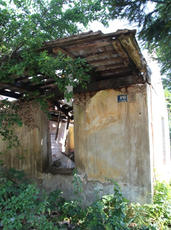 Заброшенный дом из кафеля в Семятыче