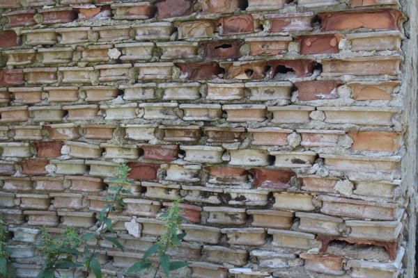 Стена дома из кафеля в Семятыче