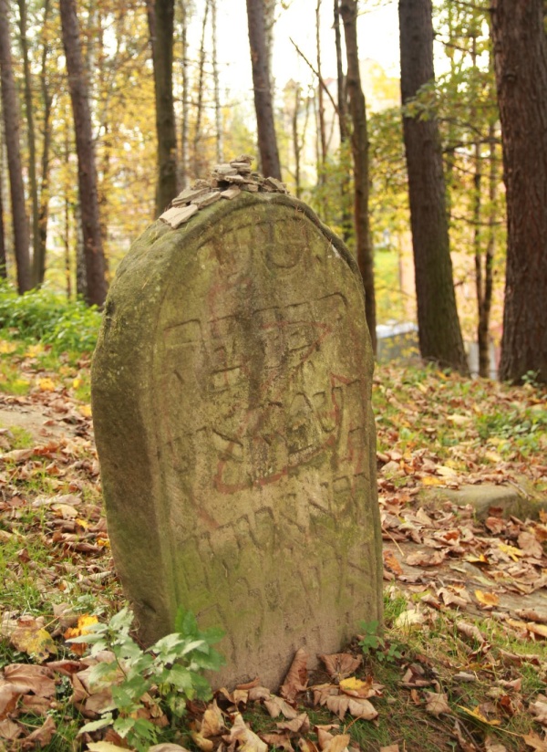 Macewa na cmentarzu żydowskim w Lesku