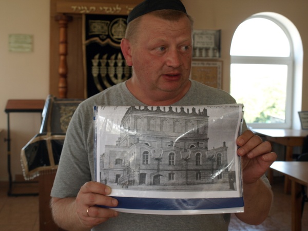 Robert Kuwałek w synagodze w Bełzie (Ukraina)