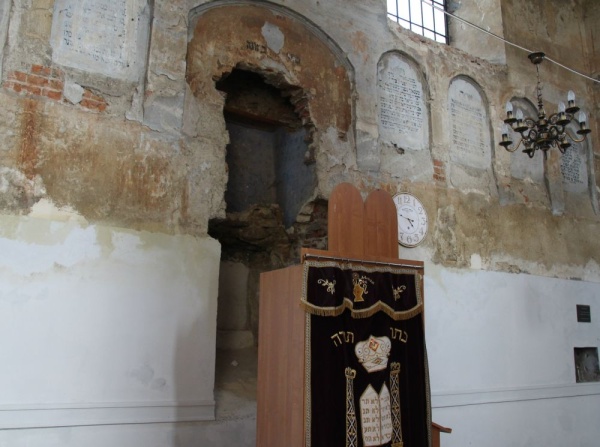 The aron kodesh recess in the synagogue in Rymanów