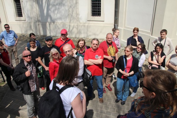 Участники учений для экскурсоводов Shtetl Routes во время визита в Дуклю