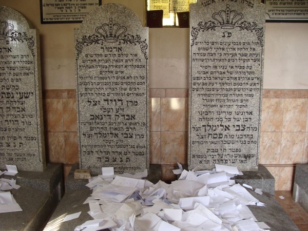 Wnętrze ohelu cadyka Cwi Elimelecha Szapira z Dynowa (zm. 11 stycznia 1841) i jego rodziny na cmentarzu żydowskim w Dynowie