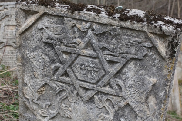 Kosów, macewa na cmentarzu żydowskim