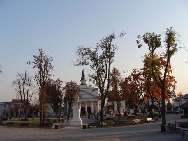Площадь Анны Яблоновской в Коцке; на заднем плане - костел Успения Богородицы и памятник Святой Елены