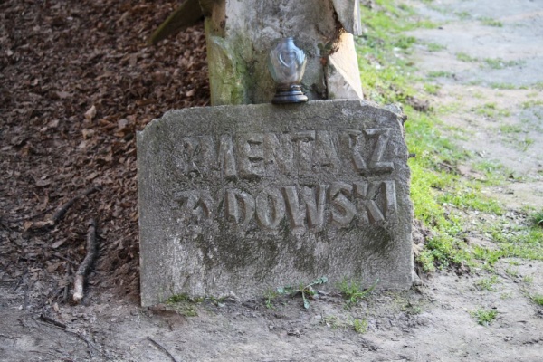 Tablica przy wejściu na cmentarz żydowski w Kazimierzu Dolnym