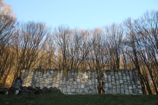 Lapidarium, w formie Ściany Płaczu, na cmentarzu żydowskim w Kazimierzu Dolnym (projekt Tadeusza Augustynka)