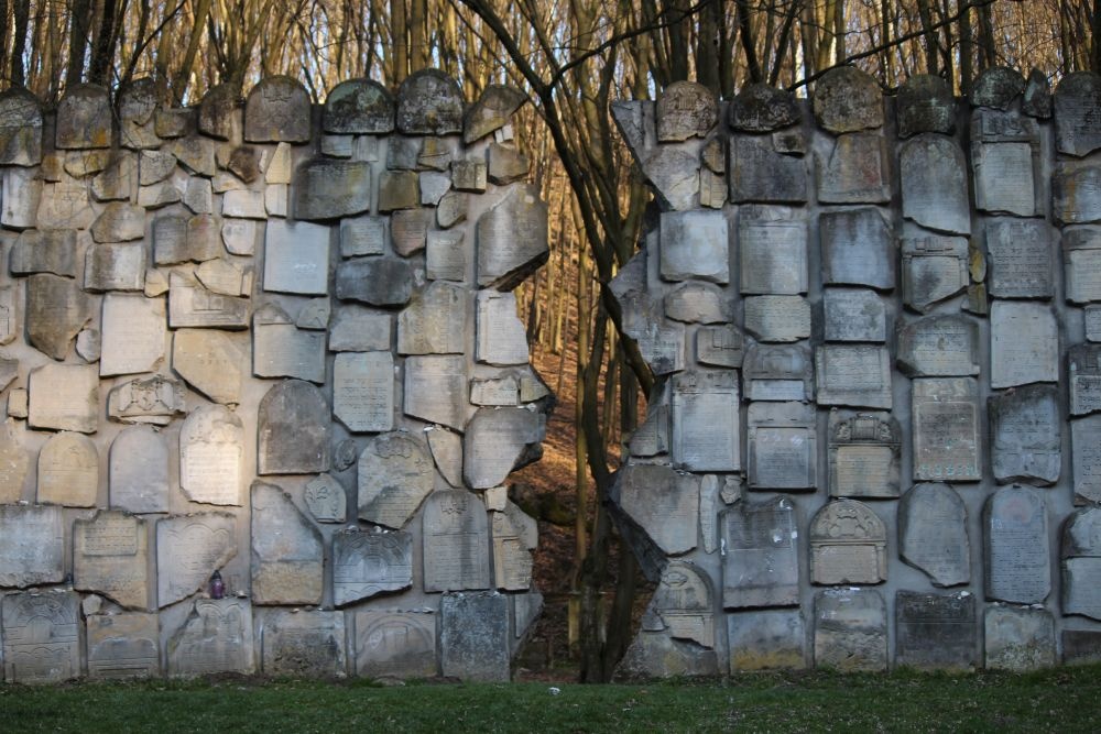 "Pęknięcie” w pomniku, symbolizujące tragiczny los polskich Żydów w czasie II wojny światowej, cmentarz żydowski w Kazimierzu Dolnym
