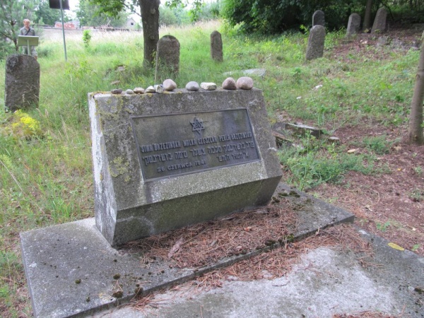 Пам'ятник із 1970-х років на могилі Сіми і Перли Бжезіньських та Малки Чешлар, які загинули під час бомбардування Книшина 26 червня 1941 року, на єврейському цвинтарі в Книшині