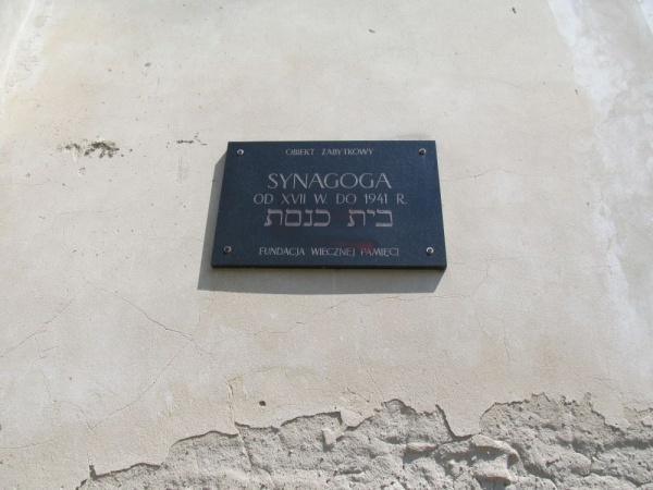 Memorial plaque on the synagogue in Orla