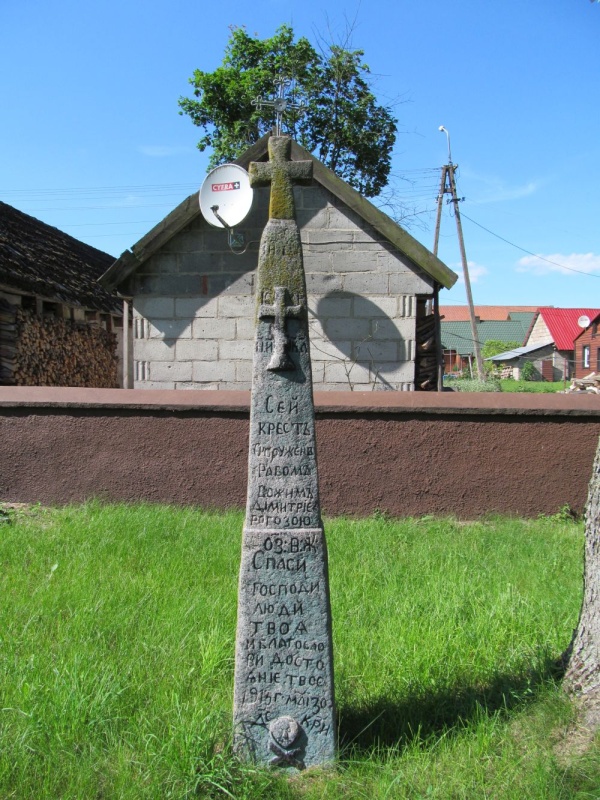 Krzyż z 1913 roku na cmentarzu przycerkiewnym w Orli