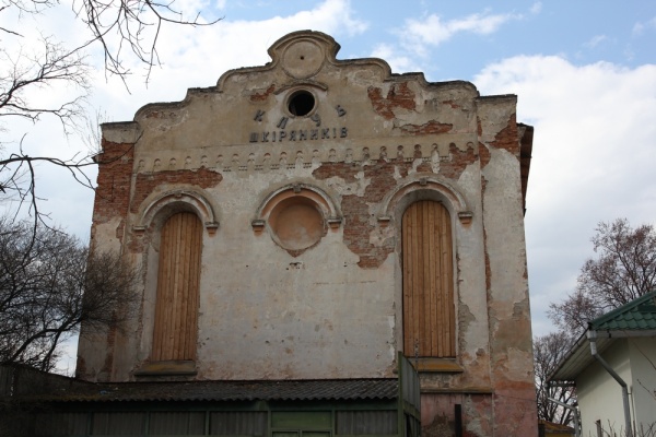 The facade of the synagogue in Bolekhiv