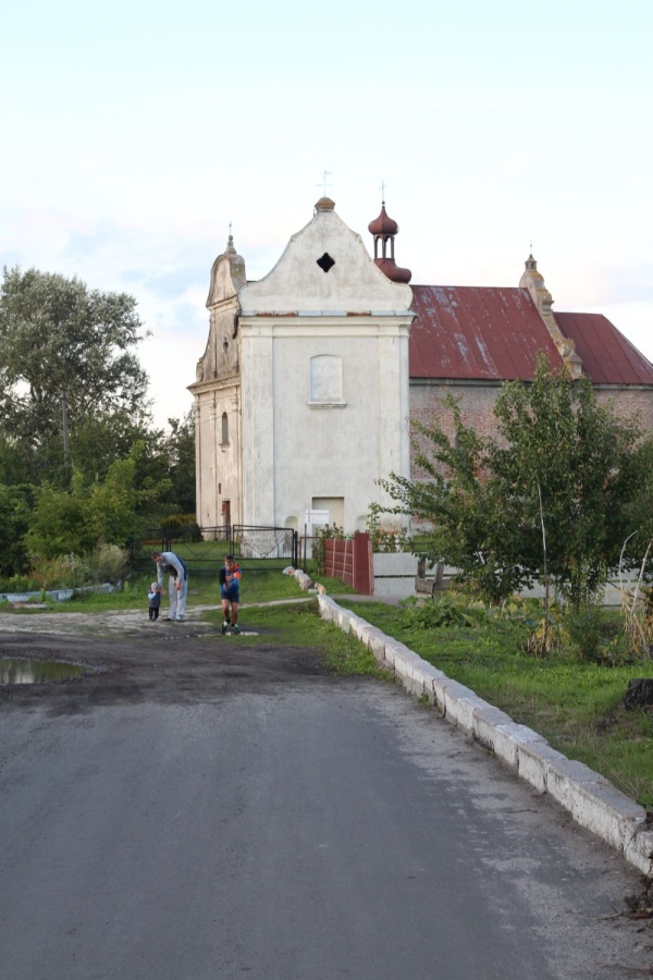 Дзвінниця і Свято-Троїцький костел в Любомлі