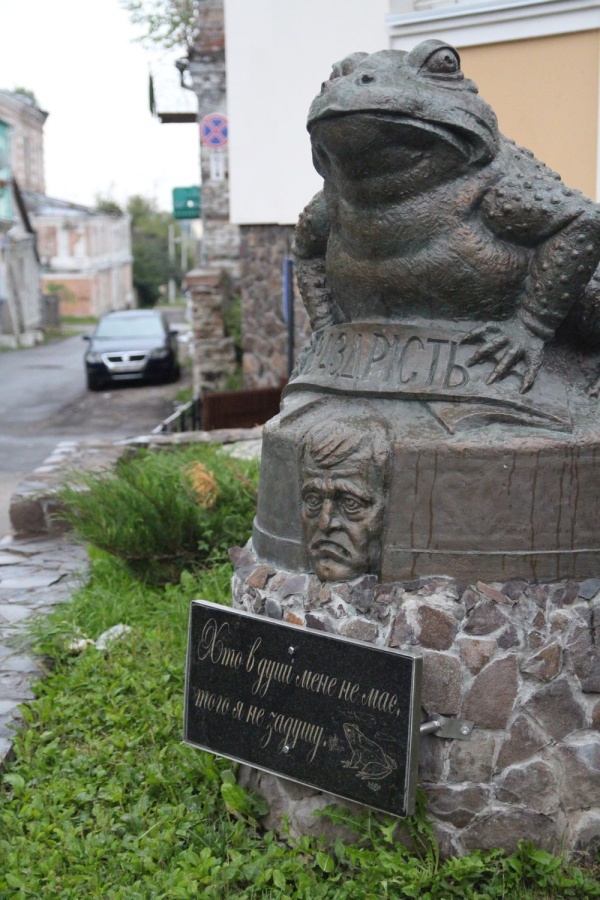 Pomnik w Dubnie przedstawiający żabę, która w żartobliwy sposób symbolizuje zazdrość