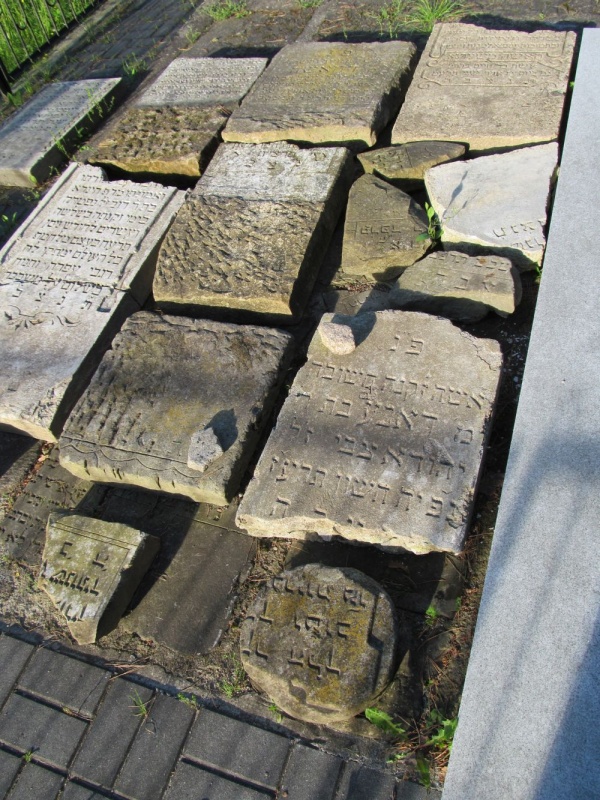 Части мацев, собраные на еврейском кладбище в Семятыче