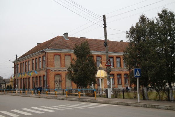 Budynek dawnej szkoły męskiej w Rohatynie, obecnie szkoła nr 2
