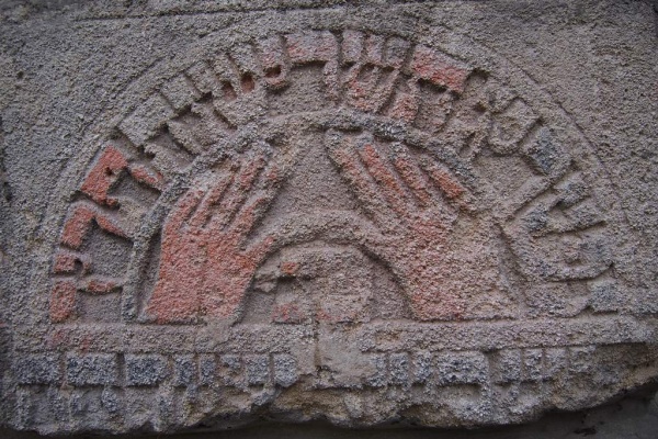 Fragment macewy na cmentarzu żydowskim w Izbicy