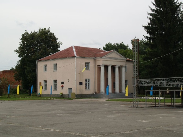 Jedna z ocalałych budowli zespołu dworskiego w Bereźnem, obecnie siedziba muzeum krajoznawczego