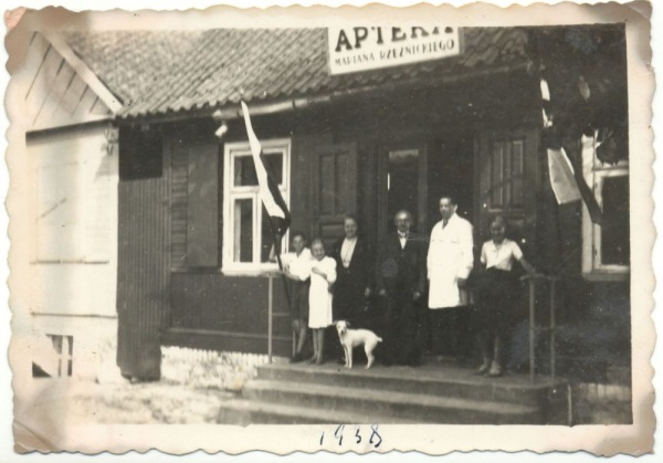 Apteka Mariana Rzeźnickiego w Knyszynie w 1938 roku. Na ganku od prawej stoją: Wanda i Marian Rzeźniccy, Kazimierz Lodziński, Maria i Zofia Rzeźnickie, nn.