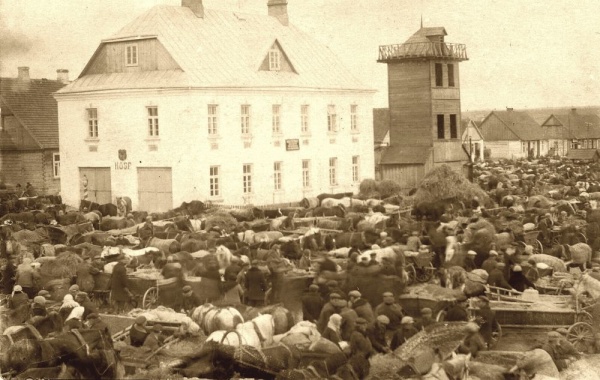 Thursday market in Knyszyn, photographed in 1930
