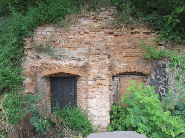 Острог, старые подвалы под Замковой горой