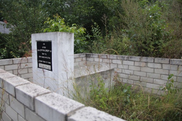 Надгробие на еврейском кладбище в Корце