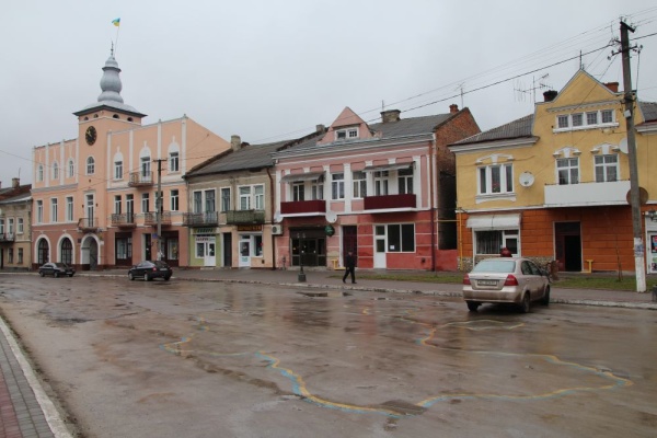 Ratusz i kamienice przy rynku w Podhajcach