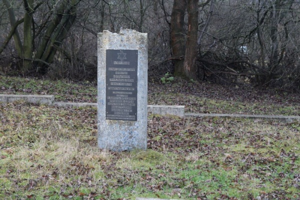 Zbiorowy grób na cmentarzu żydowskim w Podhajcach w którym pochowano ok. 300 osób zabitych w czasie II wojny światowej