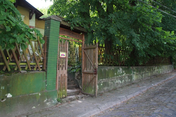 Ogrodzenie harcówki przy ulicy Sądowej 13 w Szczebrzeszynie