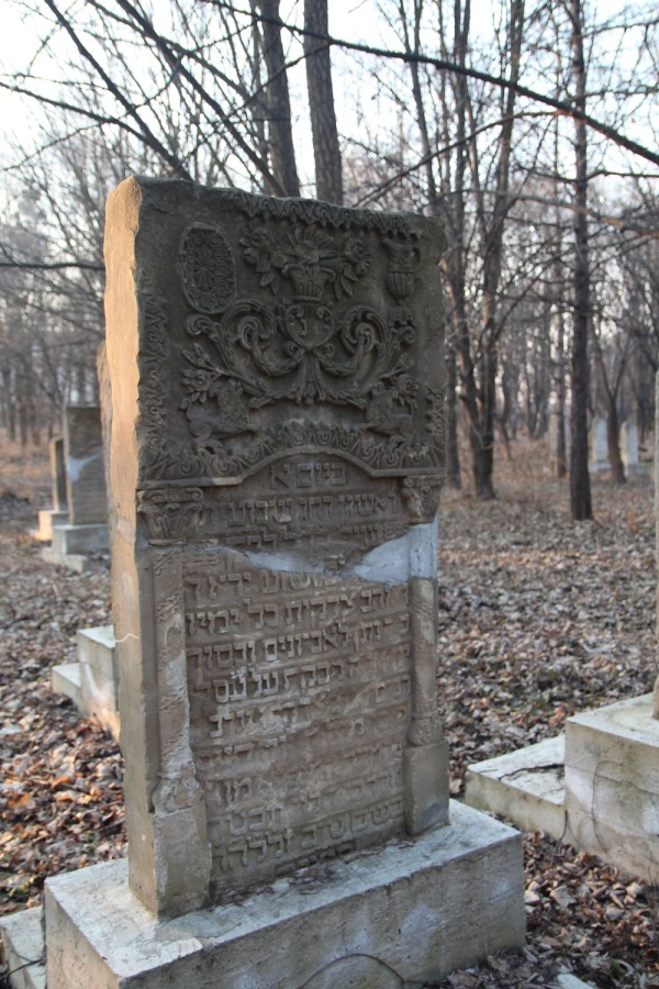 Macewa na cmentarzu żydowskim w Ostrogu