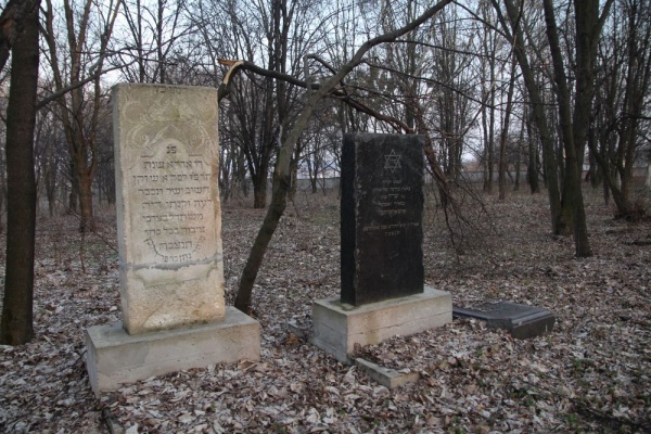 Macewy na cmentarzu żydowskim w Ostrogu