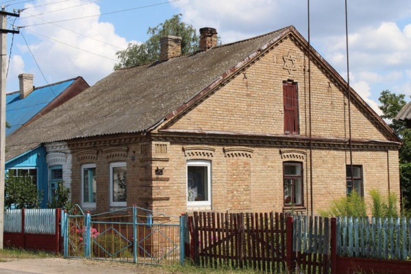 Старый еврейский дом с видочной звездой Давида в деревне Лунно, Беларусь